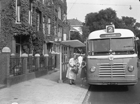 44332 Afbeelding van een autobus van het G.E.V.U. bij een abri aan de Burgemeester Reigerstraat te Utrecht.
